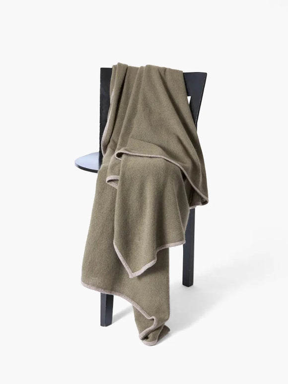 Daya Travel Throw