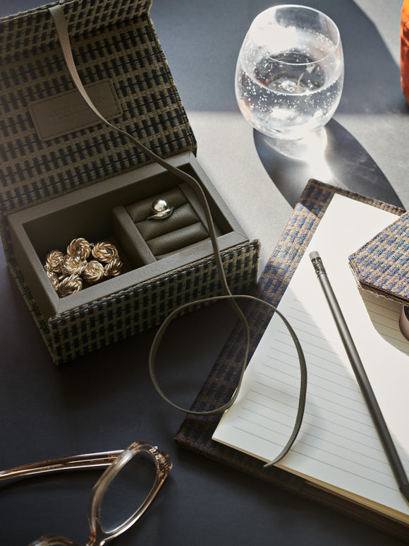 The Travel Jewelbox: Kelly Rutherford, Olive